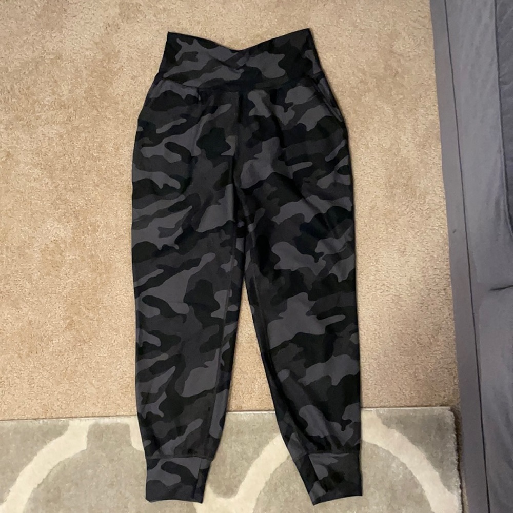Camo super cute joggers, legging material